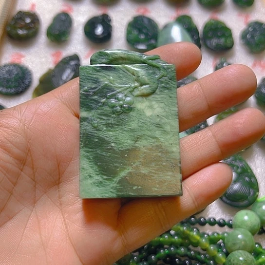 蛇纹石玉颈饰未镶嵌大***酱