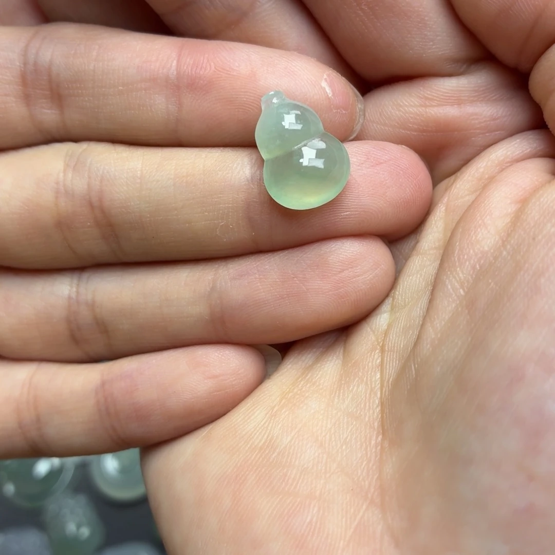 翡翠未镶嵌颈饰甜绿葫芦