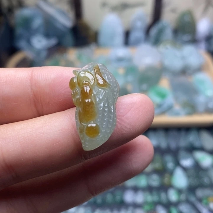 翡翠未镶嵌颈饰好事发生