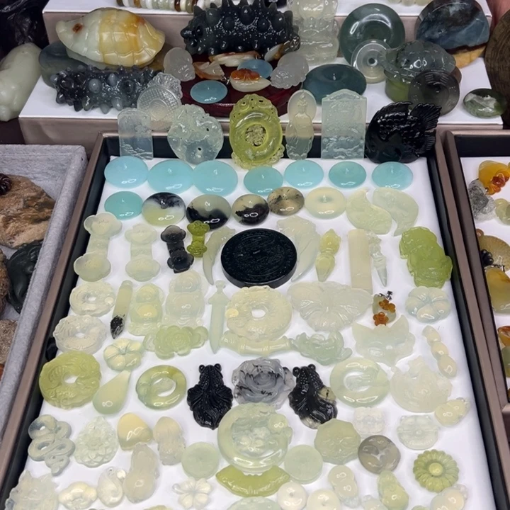 未镶嵌岫玉颈饰一物一拍