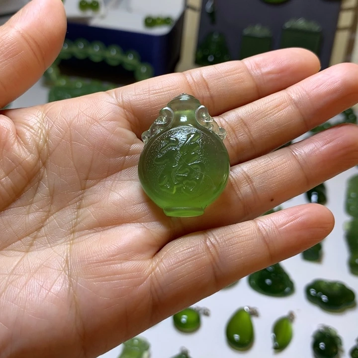 岫玉未镶嵌颈饰吊坠