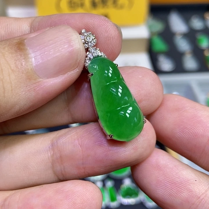 颈饰18K金镶嵌翡翠福豆