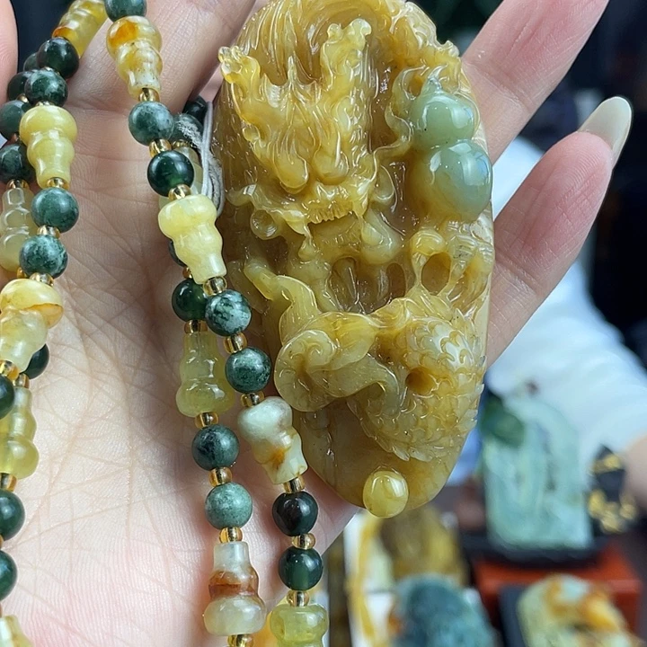 蛇纹石玉未镶嵌颈饰