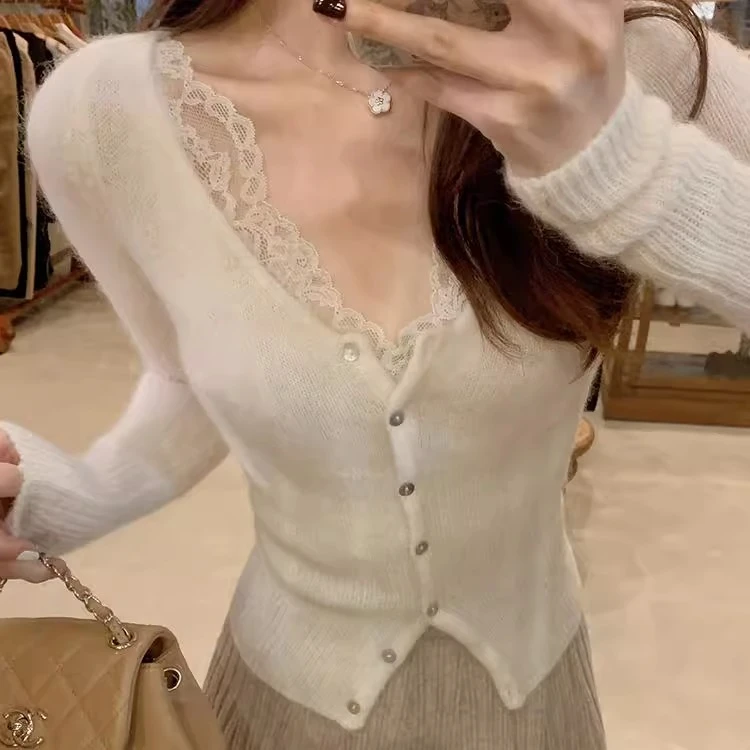 温柔风蕾丝拼接V领针织衫女秋季修身显瘦气质纯欲风打底内搭上衣