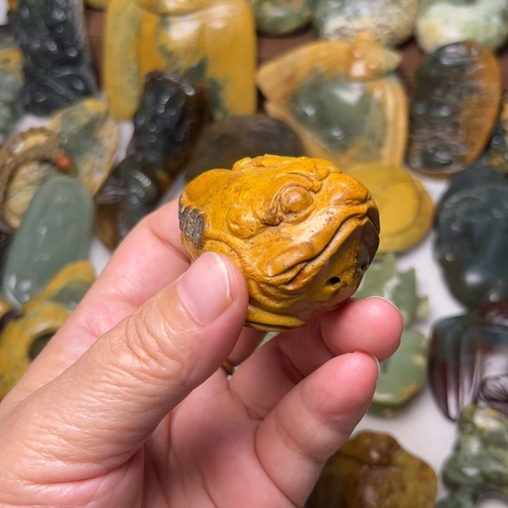 顾***思未镶嵌岫岩河磨玉（透闪石质玉）把件
