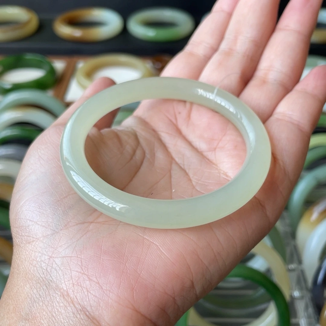 和田玉手镯未镶嵌