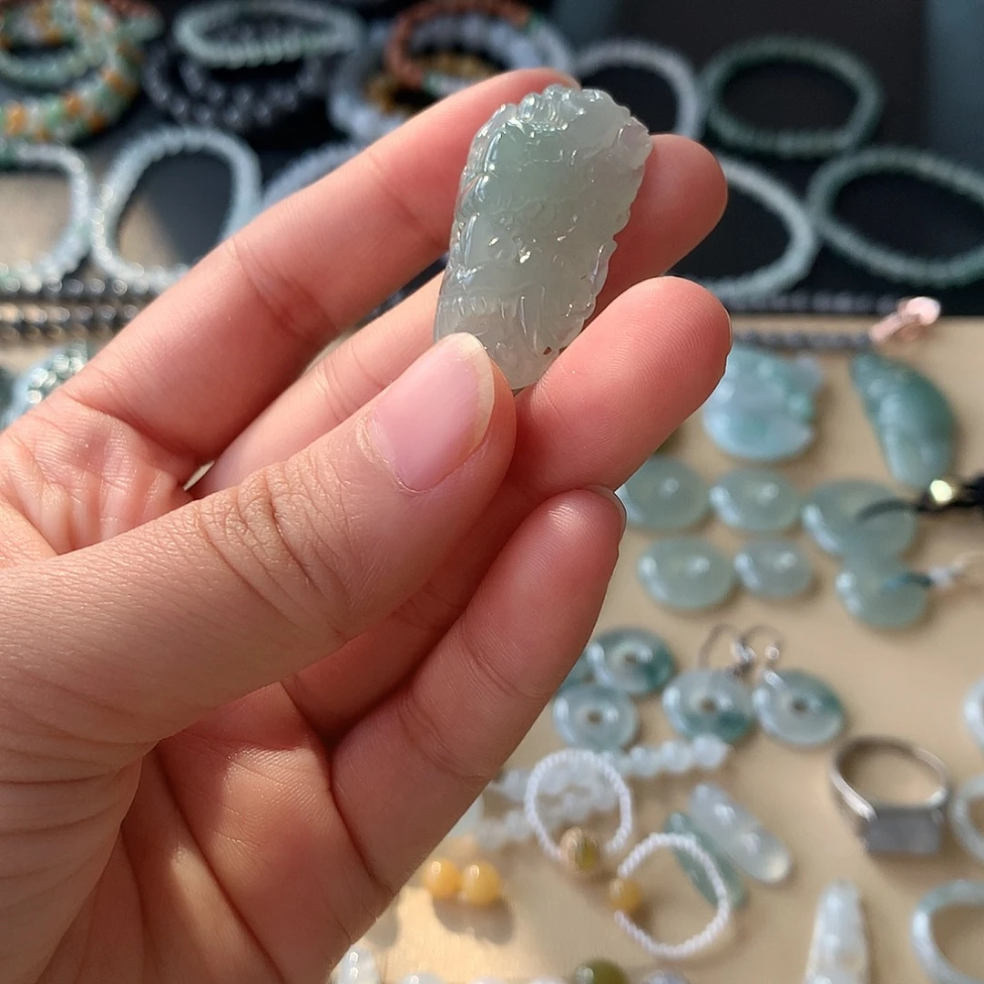 翡翠未镶嵌颈饰龙头