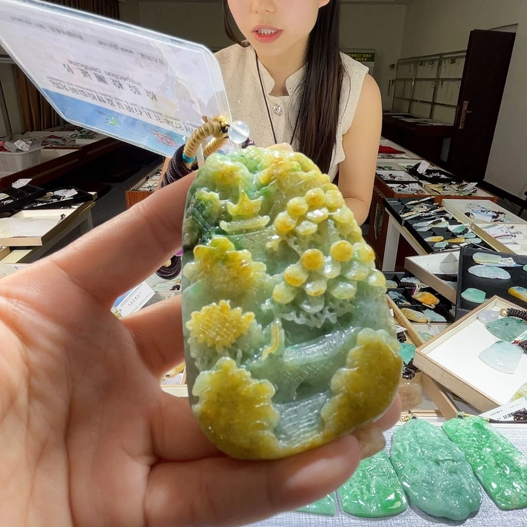 翡翠未镶嵌颈饰一