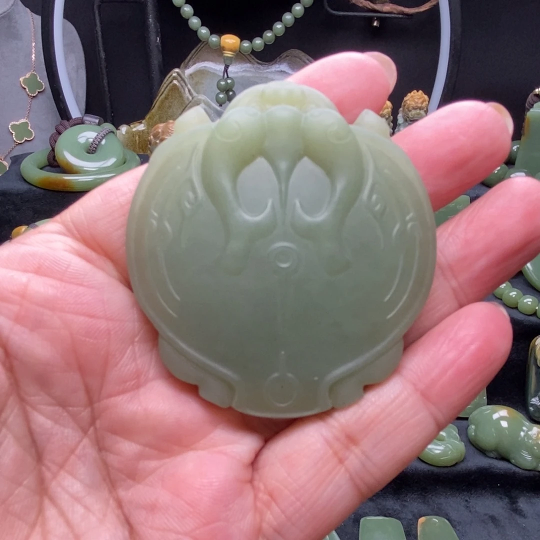 未镶嵌岫岩老玉（透闪石质玉）挂件