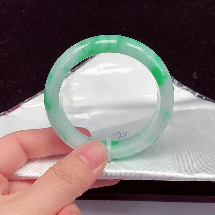 翡翠手镯未镶嵌翡翠