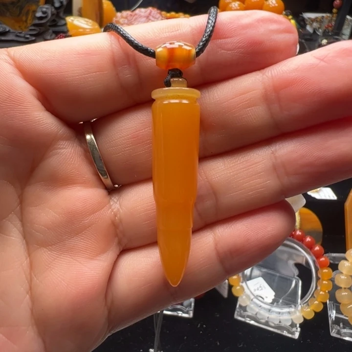 石英质玉（黄龙玉）未镶嵌颈饰