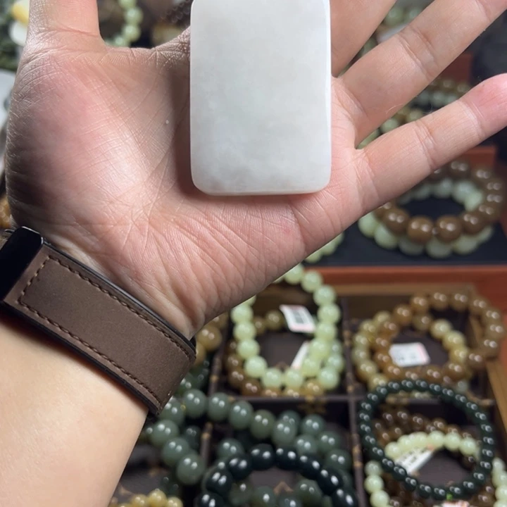 和田玉未镶嵌吊坠(赠链)