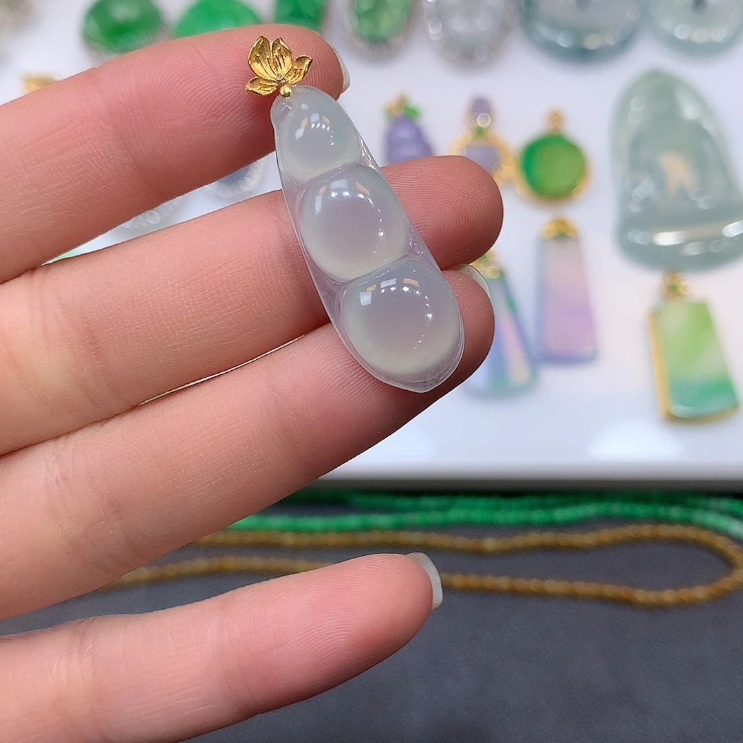 翡翠未镶嵌颈饰福豆