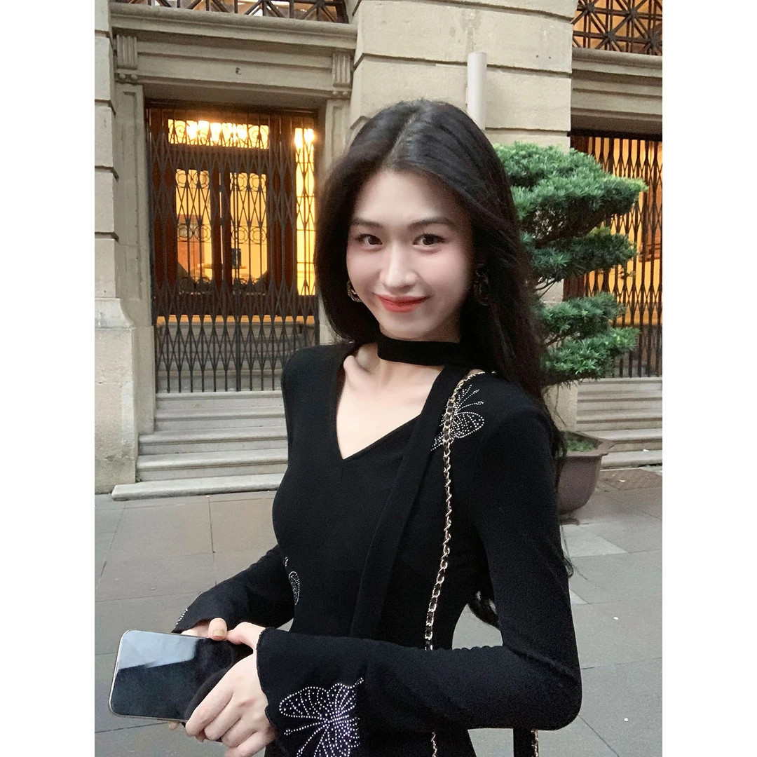 凌茜恣禾【影蝶】法式黑色蝴蝶烫钻V领长袖针织裙气质显瘦连衣裙女