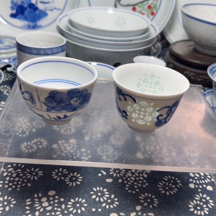 王***地手绘的小茶杯各一个