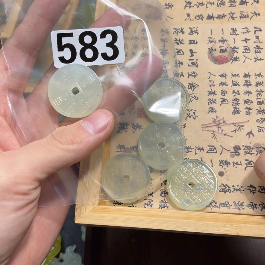 蛇纹石玉颈饰合金