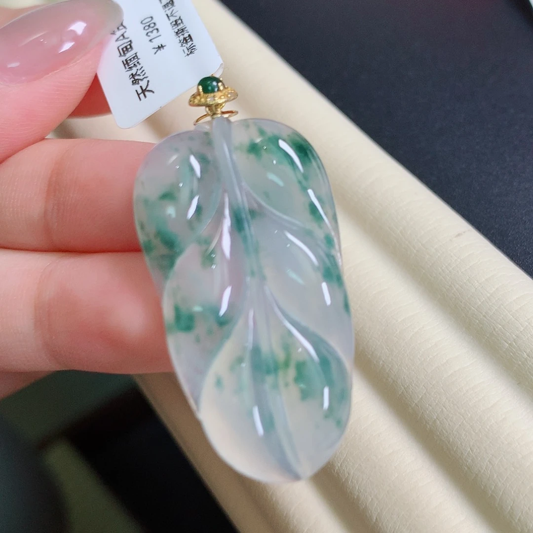 翡翠18K金镶嵌颈饰叶子