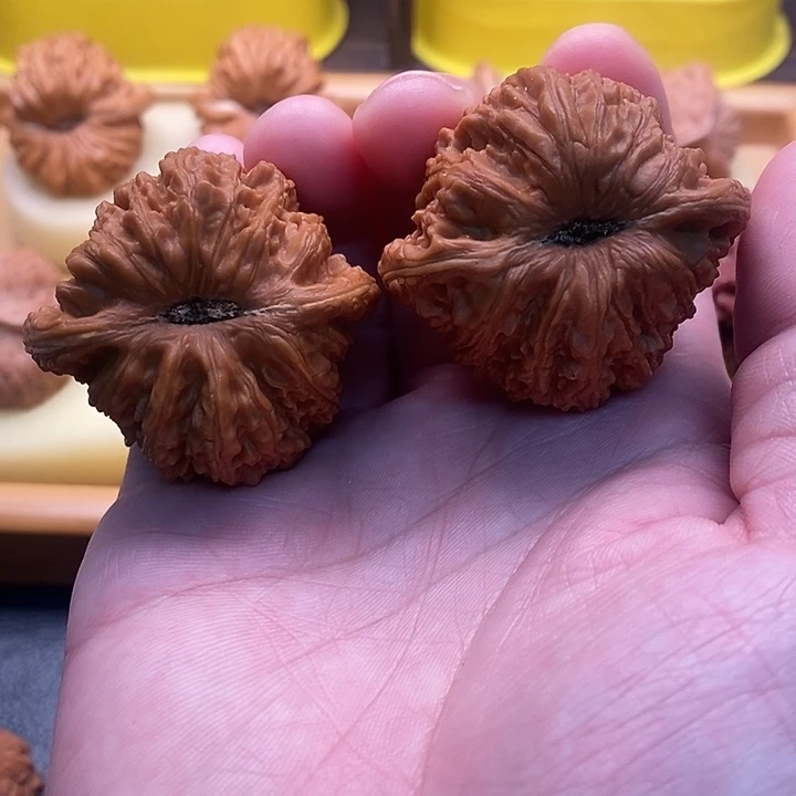 文玩核桃吊坠绣球