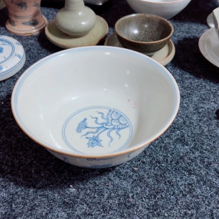 花***居瓷片青花文饰的一个碗