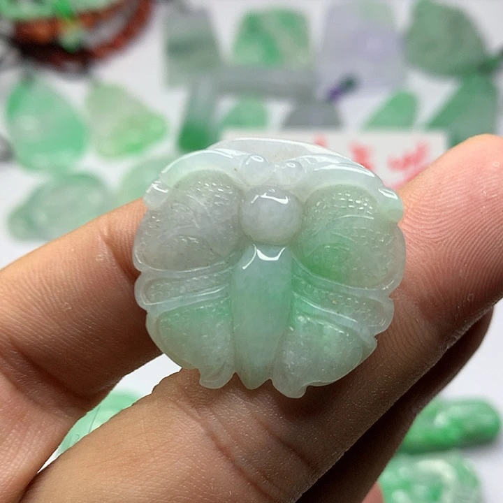 翡翠未镶嵌吊坠(赠链)