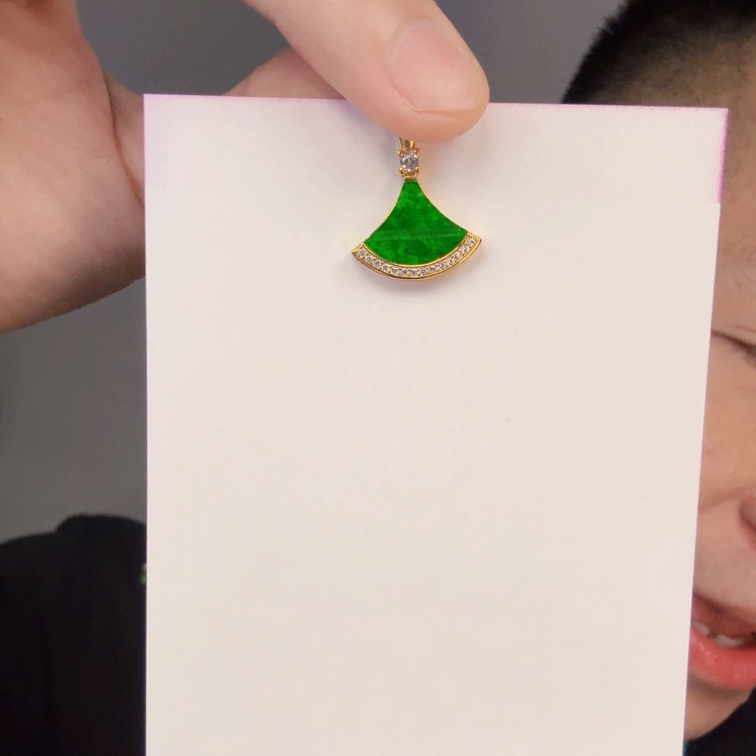 翡翠未镶嵌颈饰一件