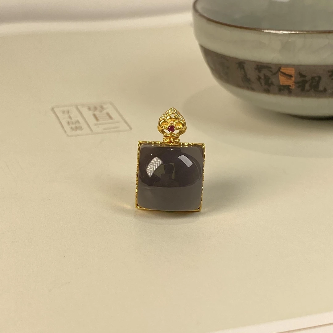 【不二】和田玉烟紫18K金方糖吊坠