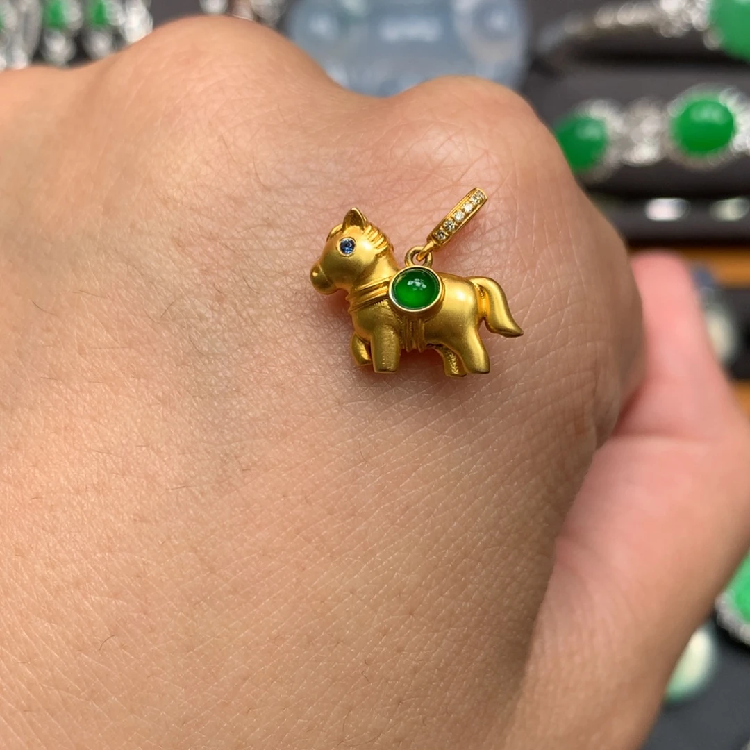 翡翠18K金镶嵌颈饰滴流