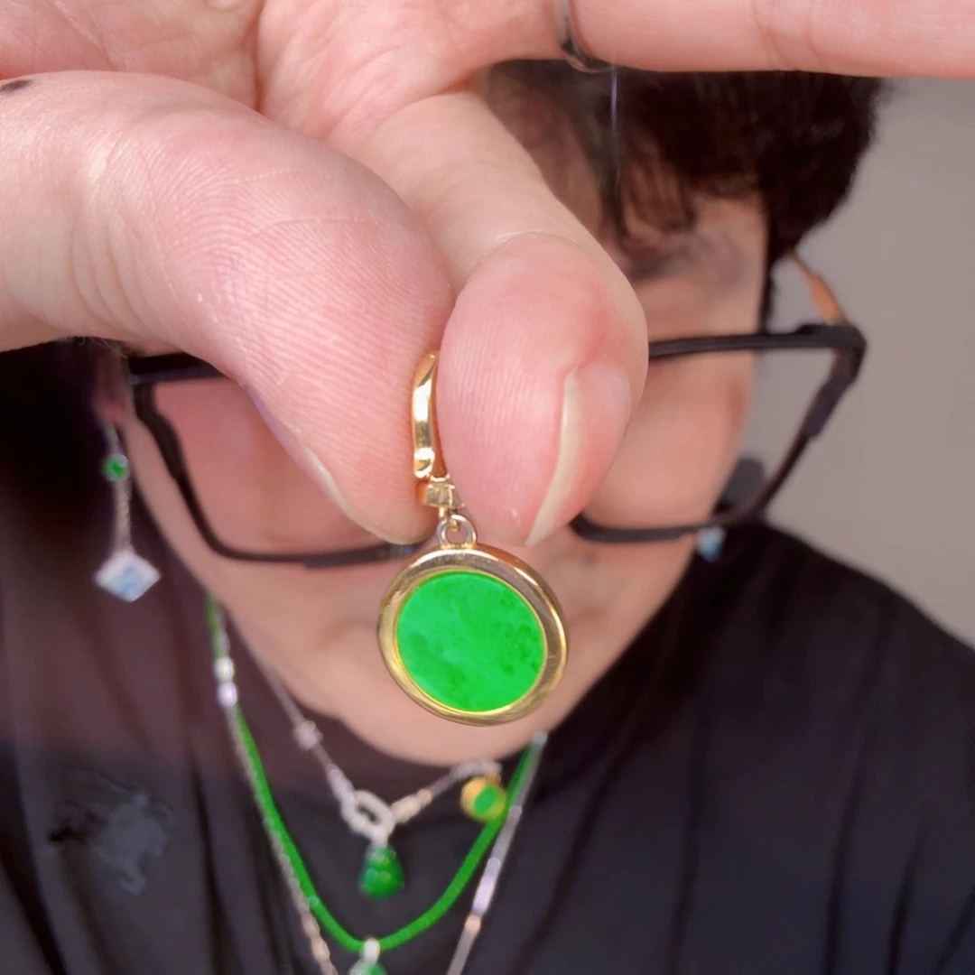 翡翠未镶嵌颈饰一件