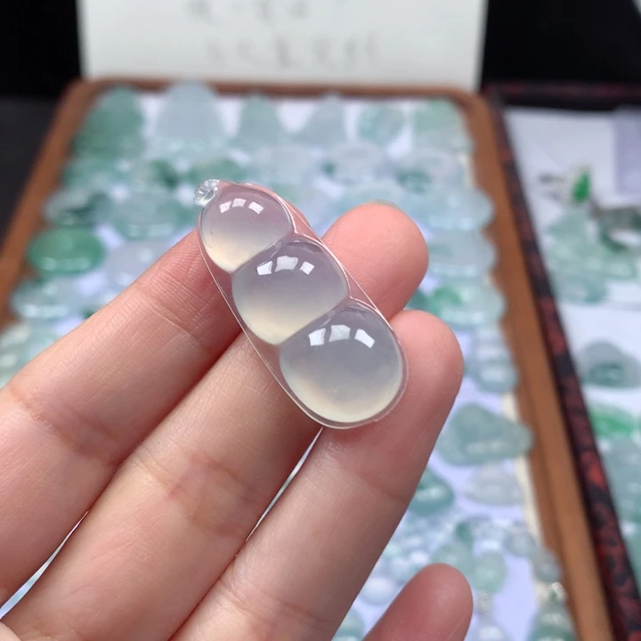 颈饰未镶嵌翡翠冰种大福豆