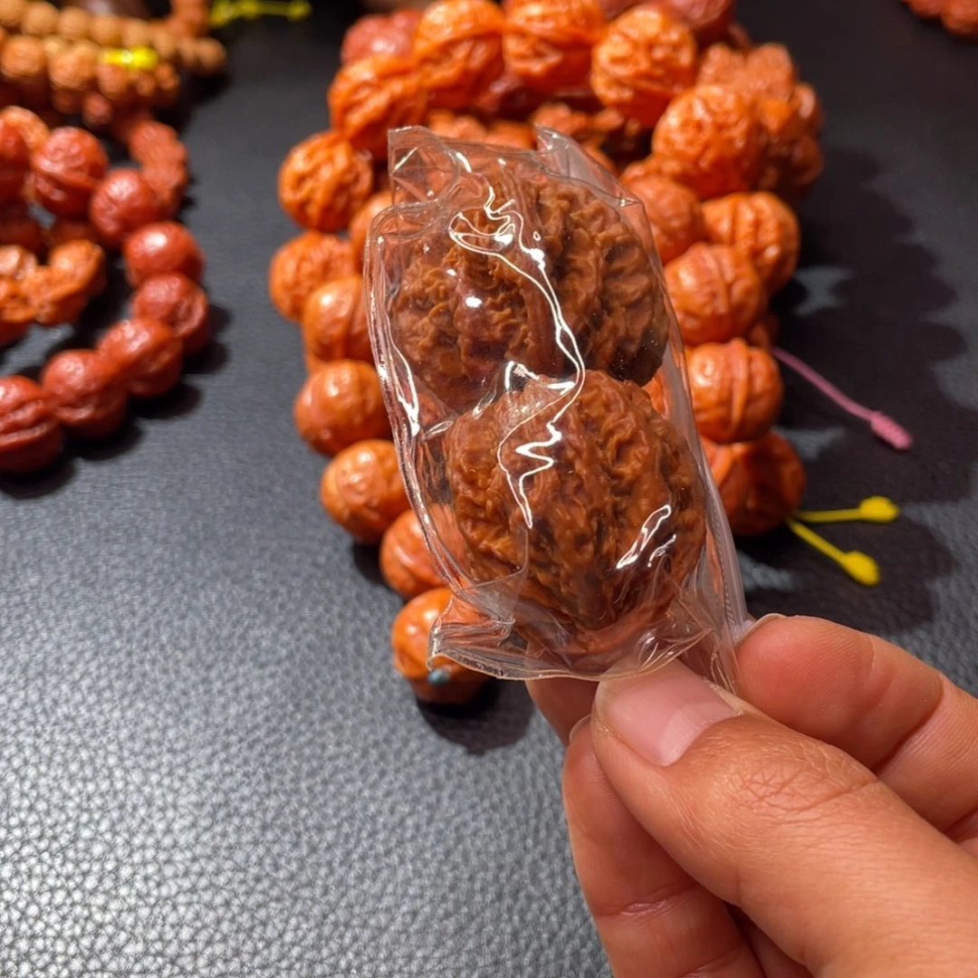用***，文玩核桃手串礼物