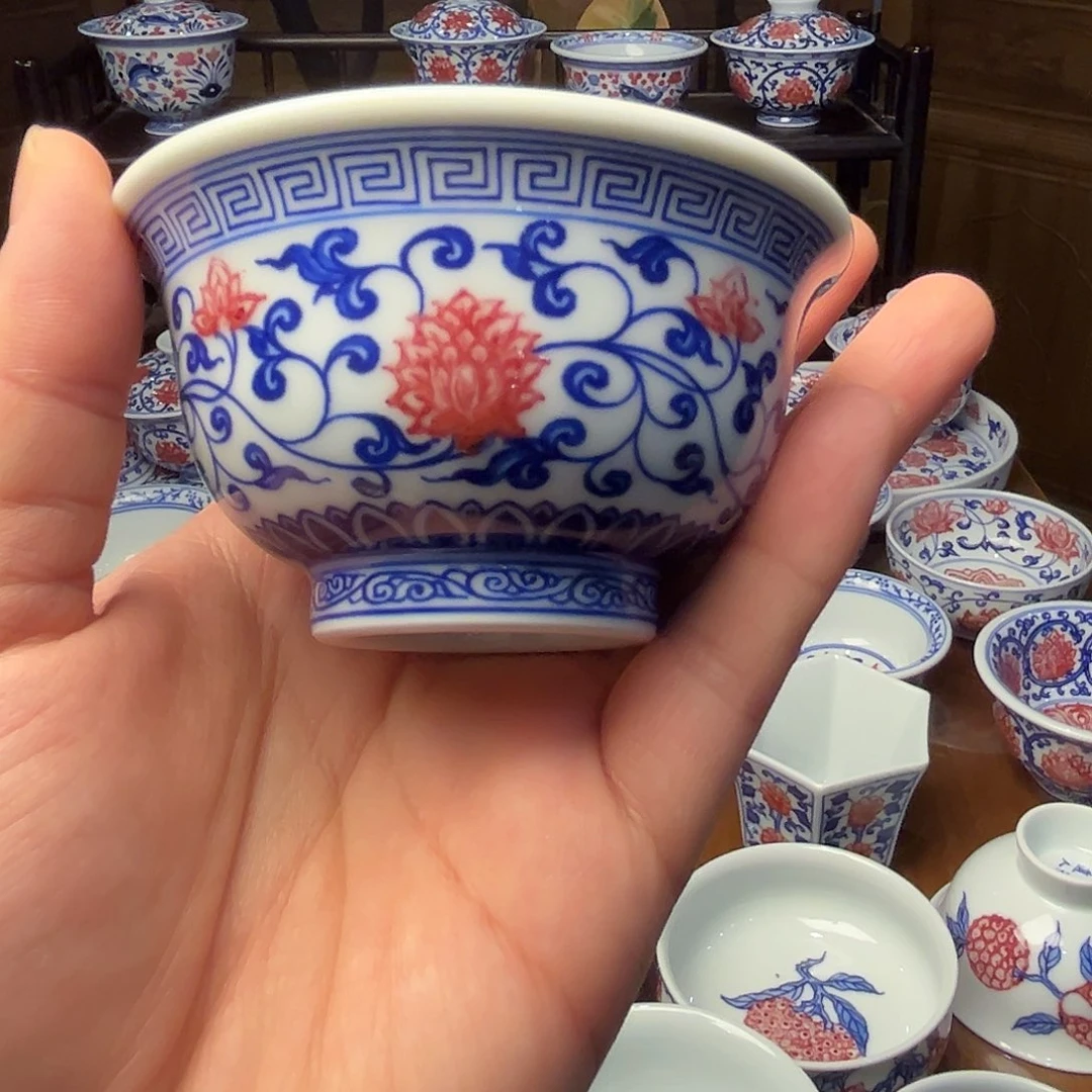 青花釉里红缠枝莲压手杯活动款