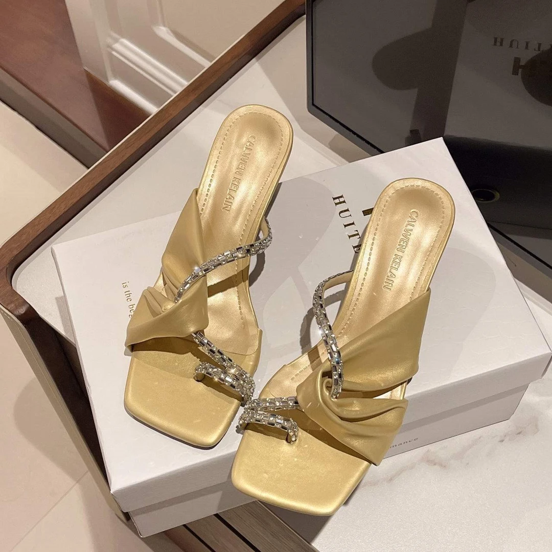 感夹脚拖鞋女外穿2025年夏季新款水钻人字拖法式细跟高跟凉拖露趾