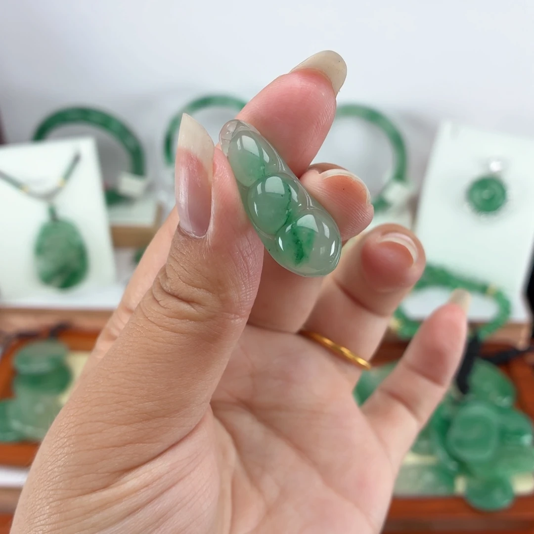 石英质玉（非洲翠）未镶嵌颈饰