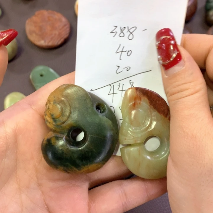 岫岩河磨玉（透闪石质玉）挂件未镶嵌一个猪笼有纹