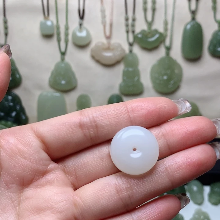 和田玉吊坠未镶嵌笑***美