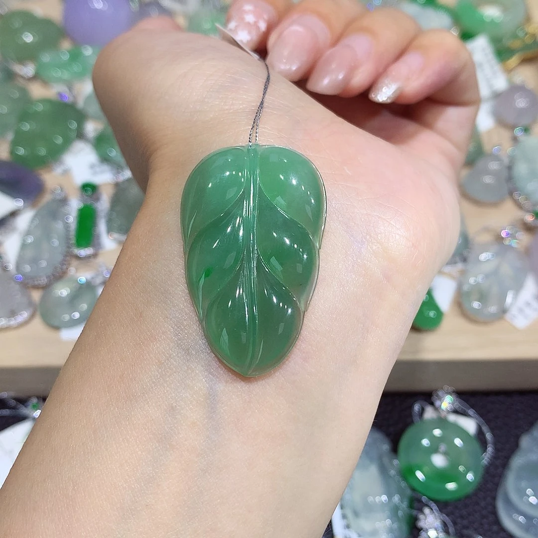 翡翠未镶嵌颈饰叶子