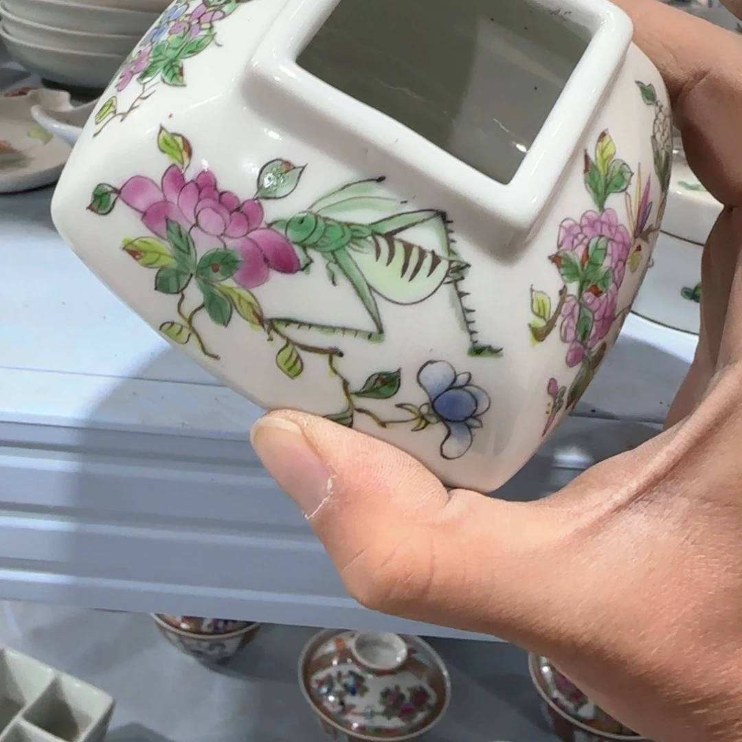 瓷片瓷器上用白泥雕刻出各种