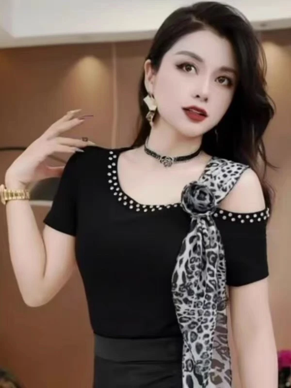 2025夏季新款斜肩一字领短袖女t恤豹纹丝巾绑带chic港味甜辣上衣