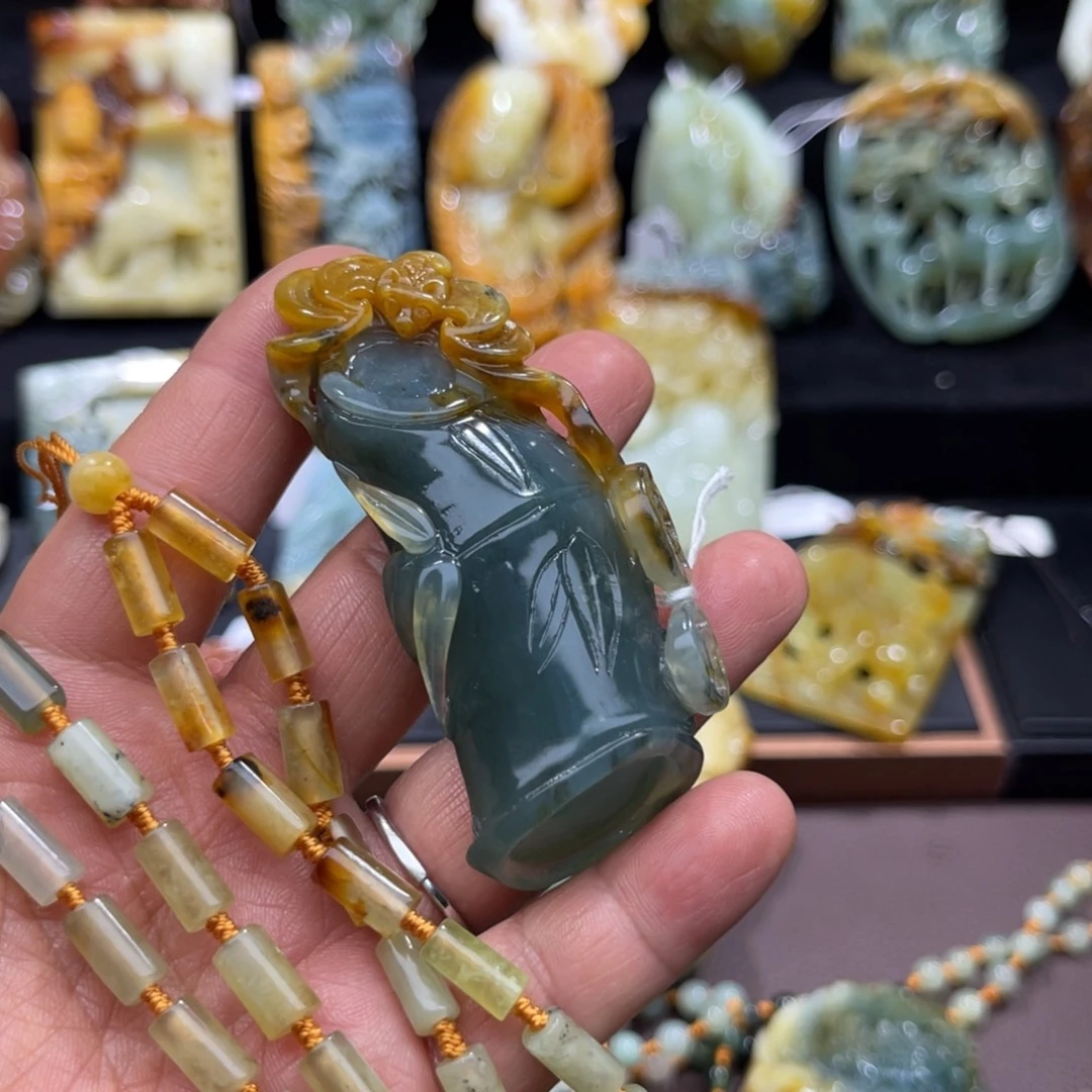 莫***齐蛇纹石玉未镶嵌颈饰