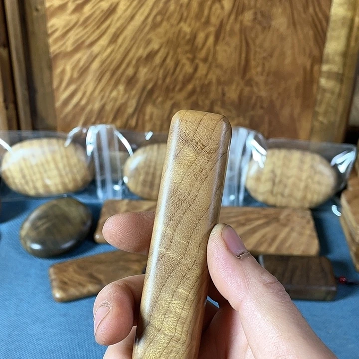【闪购商品】z****6金丝楠木手把件枯木