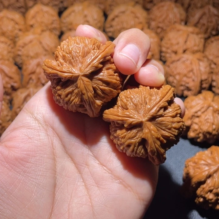 D***.吊坠桃核小妹三棱