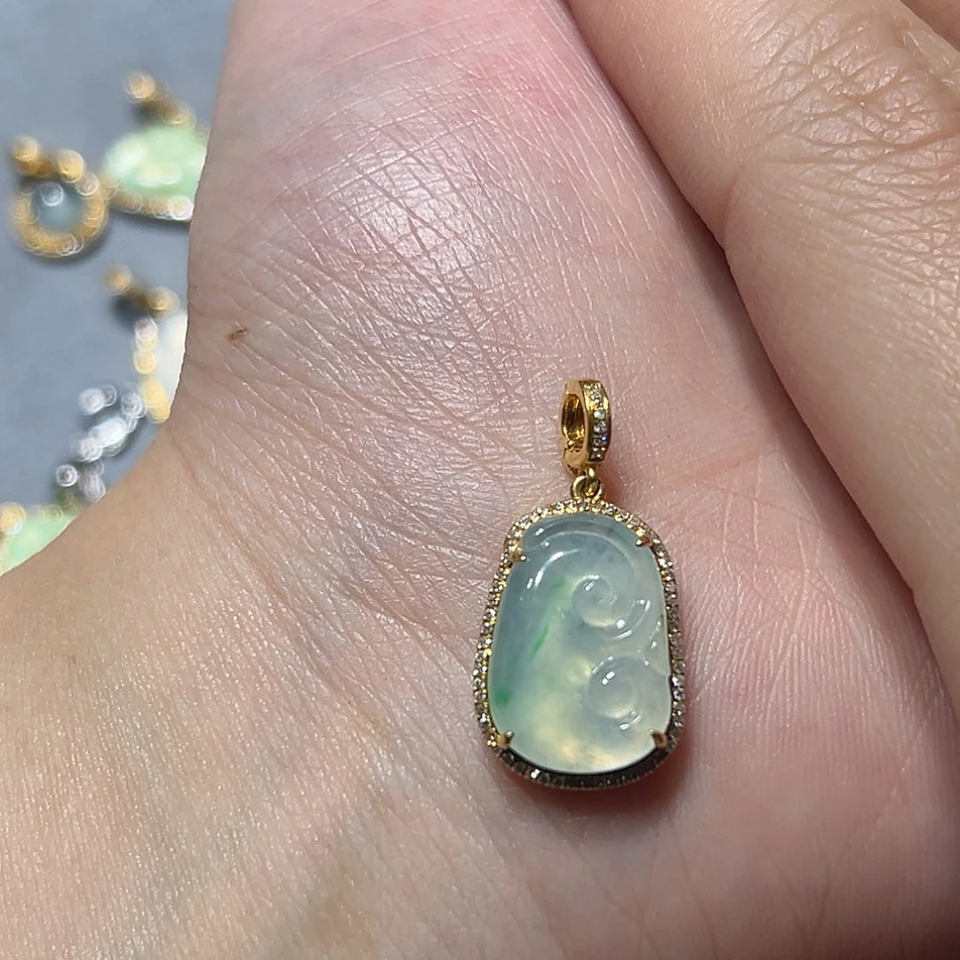 翡翠18K金镶嵌颈饰