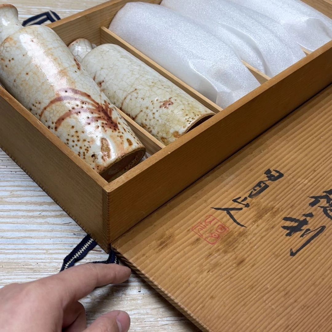 瓷片暗**影密密麻麻地排列着一个
