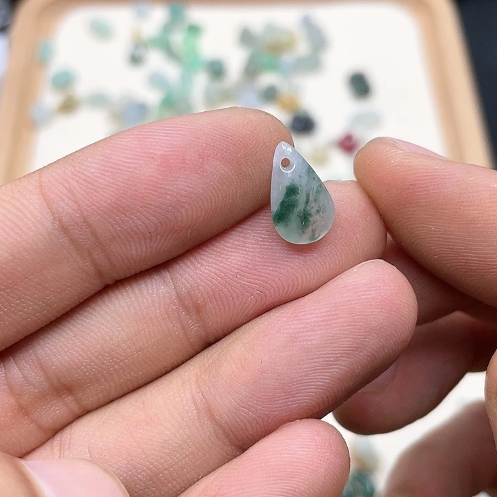 翡翠未镶嵌颈饰思*翡翠