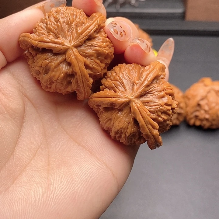 泥***痕核桃核桃白狮子吊坠