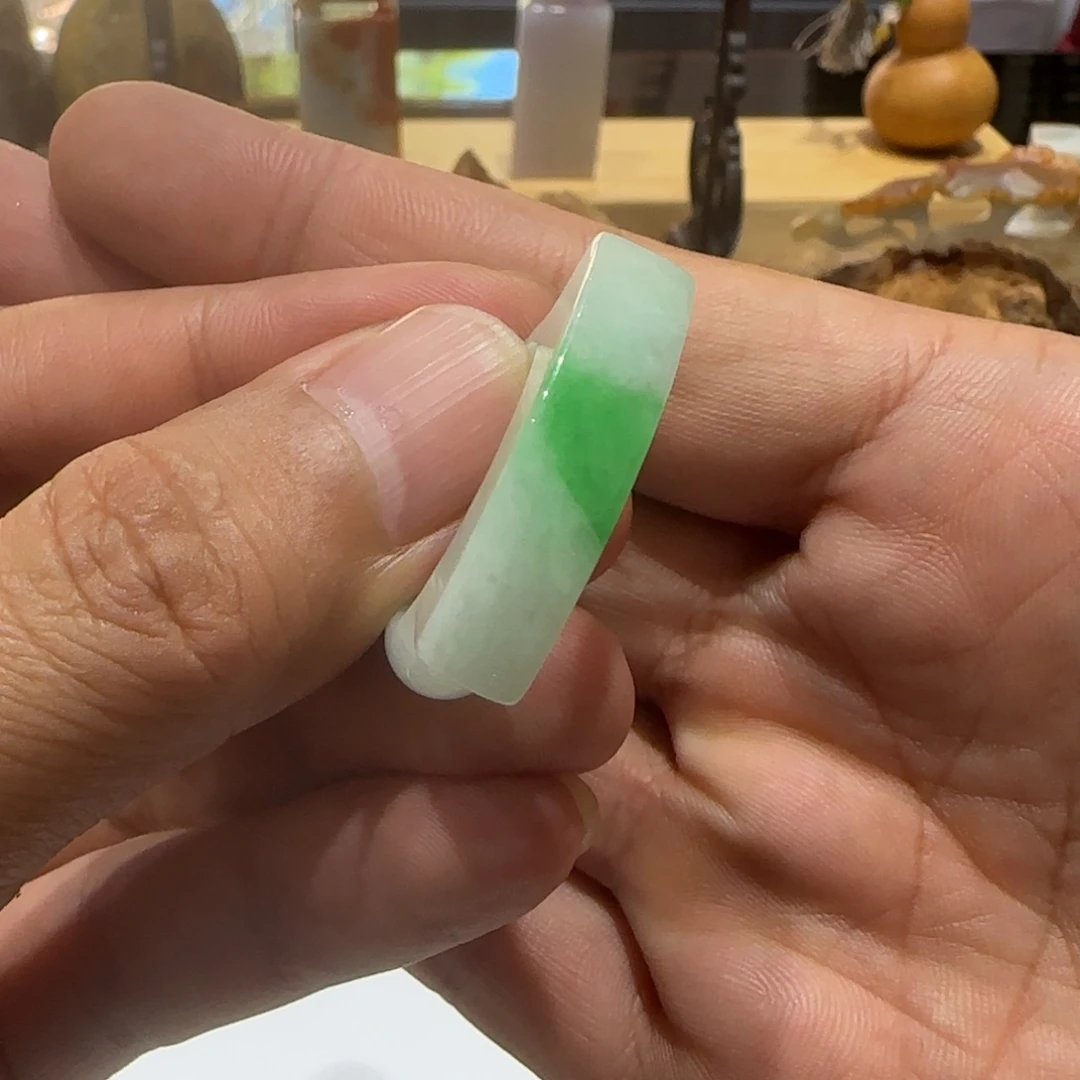 颈饰未镶嵌翡翠扳指