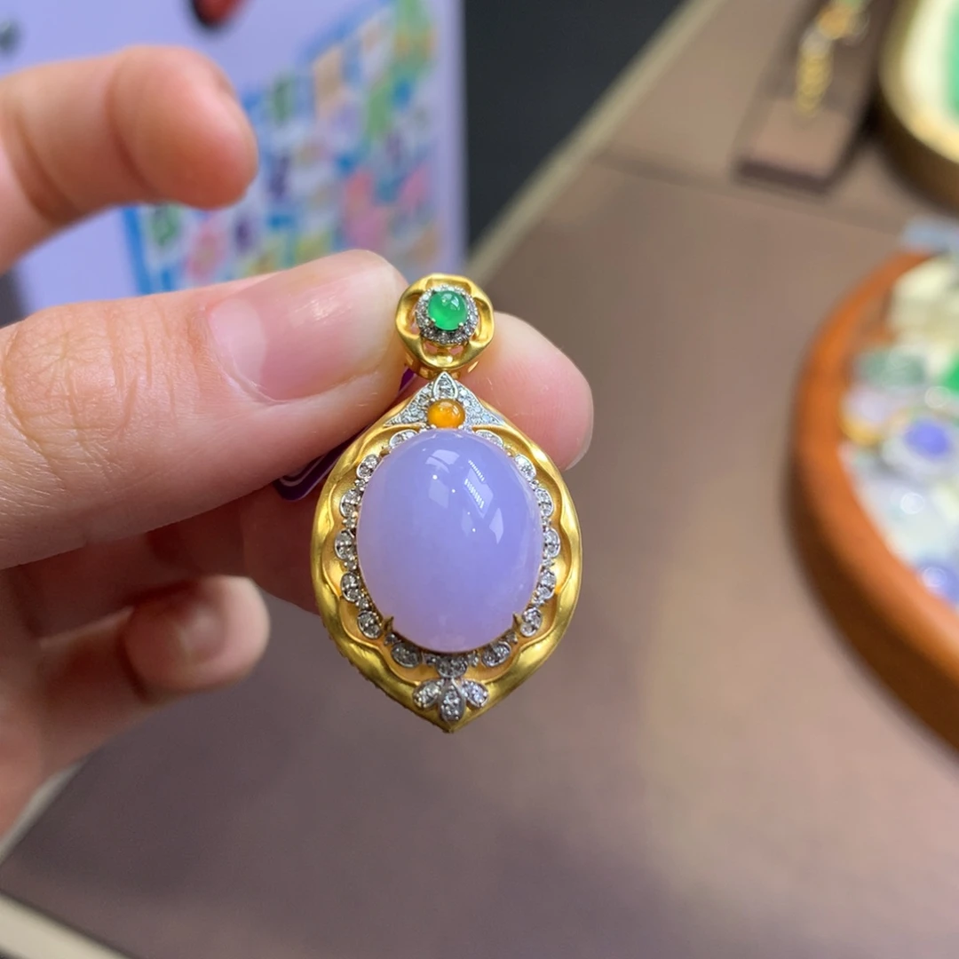 翡翠18K金镶嵌颈饰翡翠