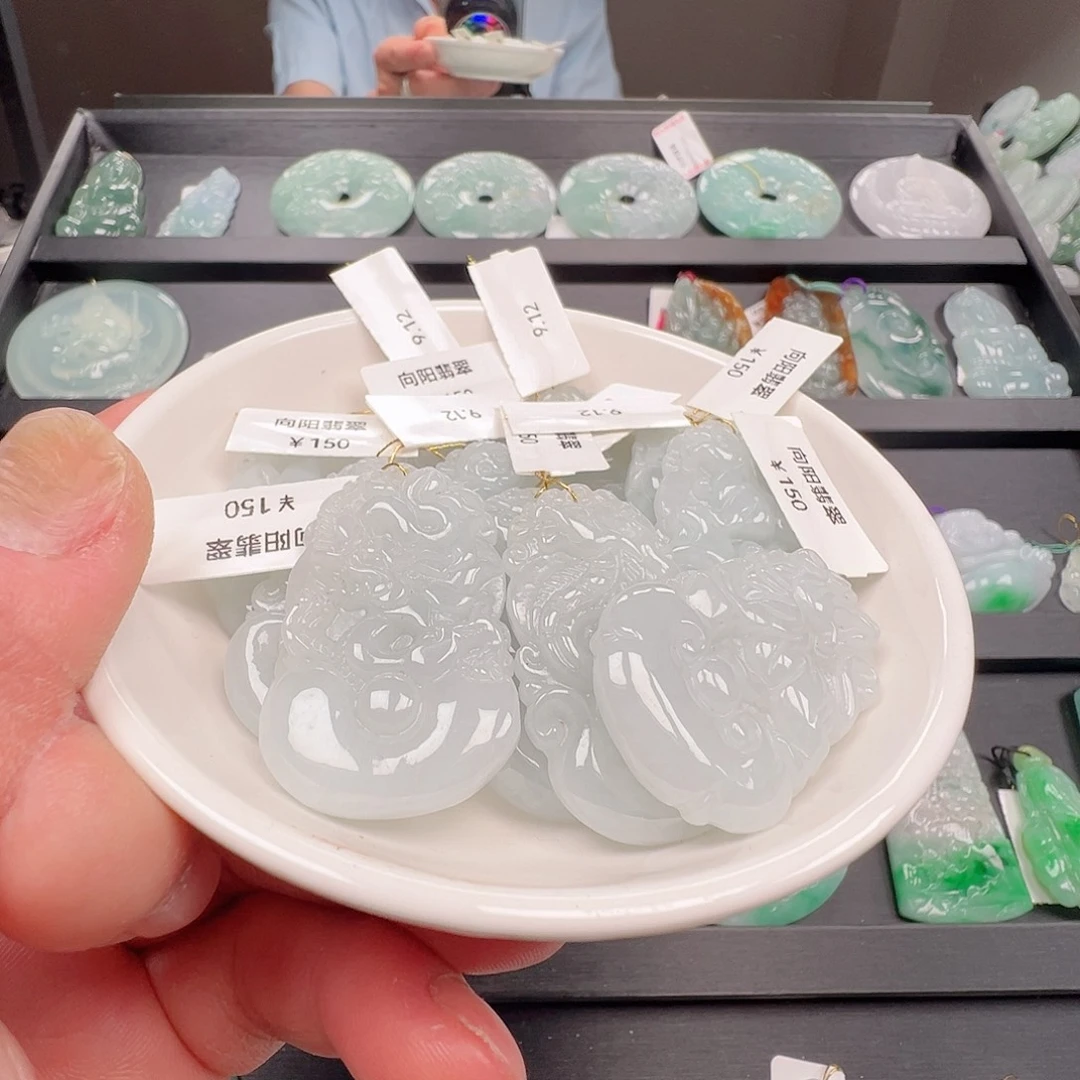 翡翠未镶嵌颈饰11件