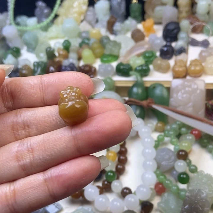 石英质玉未镶嵌颈饰