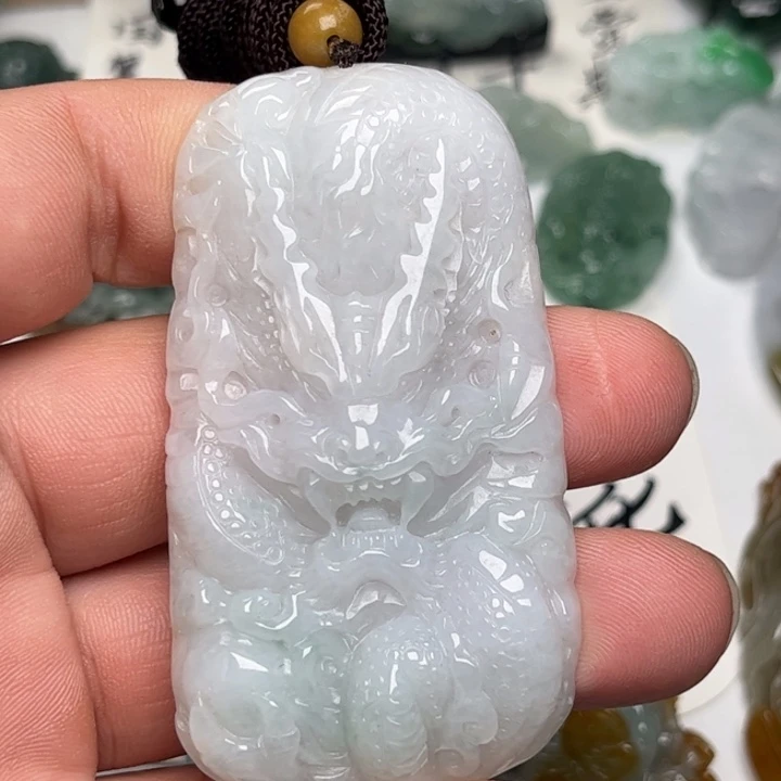 翡翠未镶嵌颈饰龙